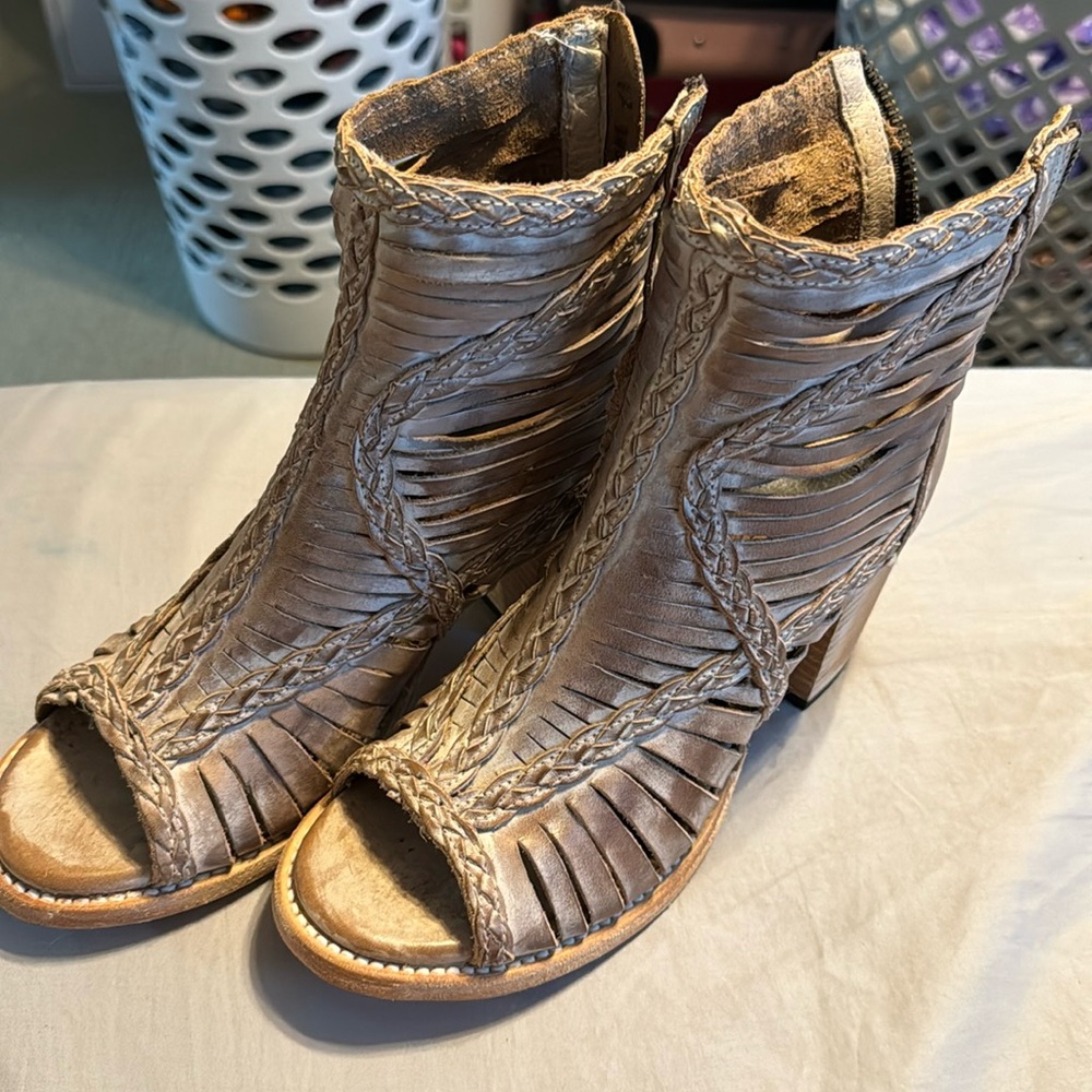 Freebird sandals shoes 9 Bela Bella tan taupe